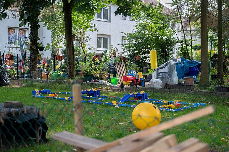 Garten zwischen Mehrfamilienhäusern mit Spielzeug