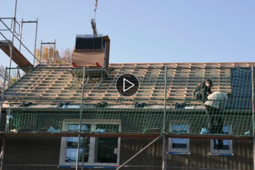 Screenshot Videostandbild: Baustelle Mehrfamilienhaus während Dacharbeiten