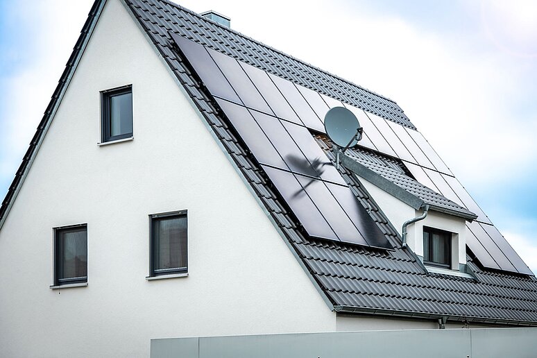 Photovoltaikanlage auf dem Dach eines Einfamilienhauses