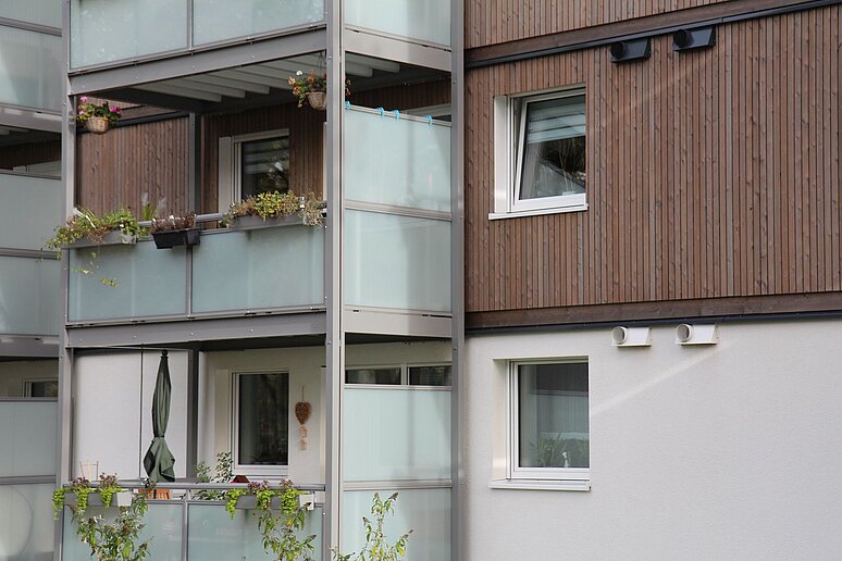 Frisch saniertes Haus mit bepflanzten Balkonen