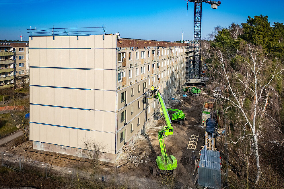 Sanierungsarbeiten an einem Plattenbau