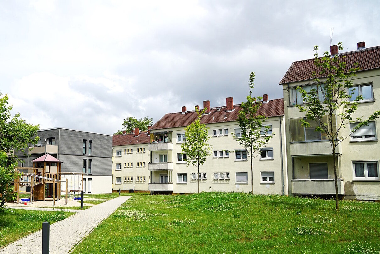 Mehrfamilienhäuser dreigeschossig mit Schrägdach, Grünanlagen und Spielplatz