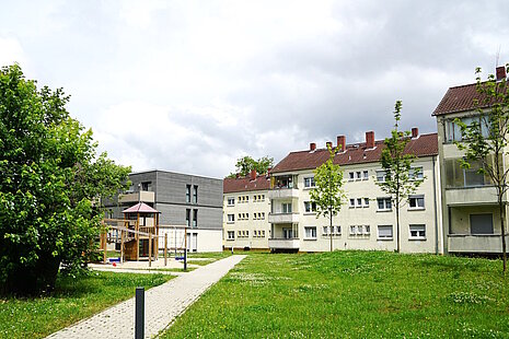 Mehrfamilienhäuser dreigeschossig mit Schrägdach, Grünanlagen und Spielplatz