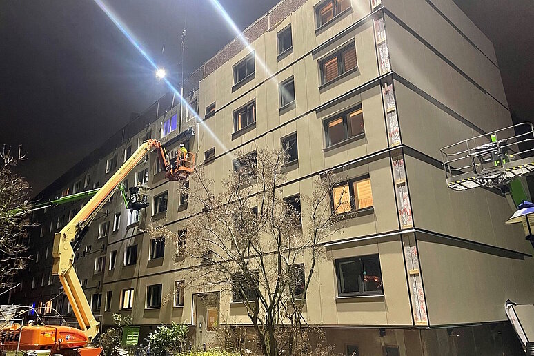 Baustelle, Sanierung eines Plattenbaus im Dunkeln mit Baustellenbeleuchtung