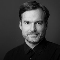 Maarten Vermeiren Portraitfoto in Schwarz-Weiß, Person mit kurzen Haaren