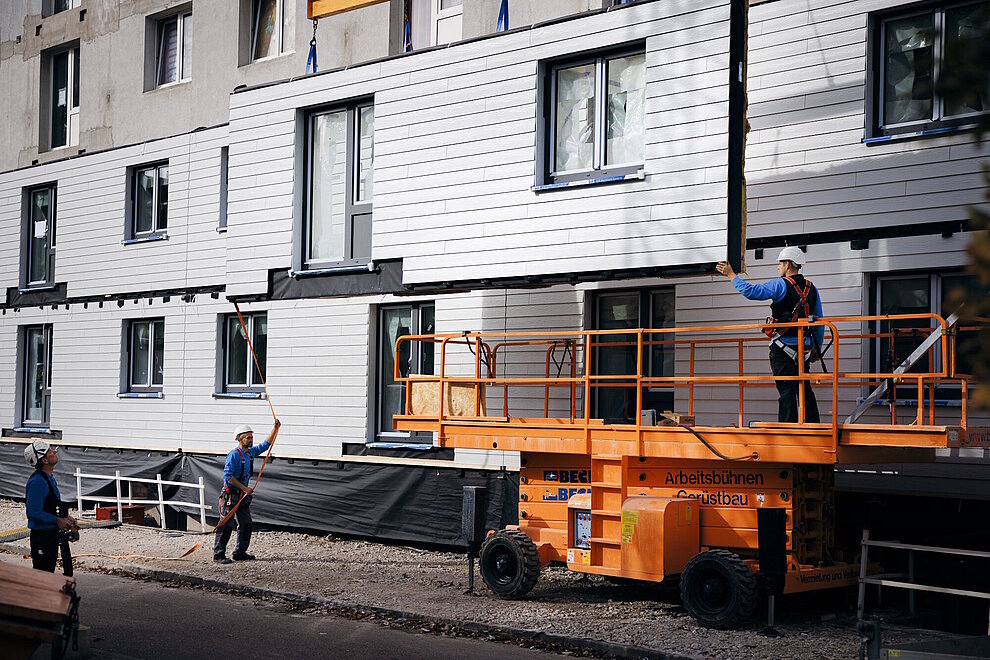 Schwebendes vorgefertigtes Fassadenelement vor Hausfassade