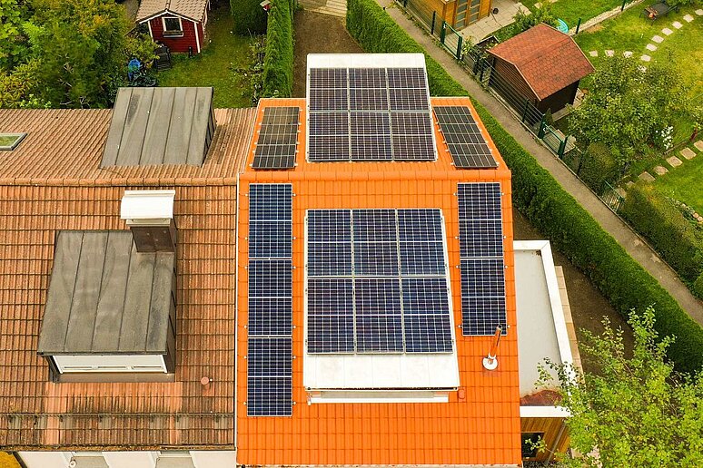 Hausansicht von oben mit PV Modulen