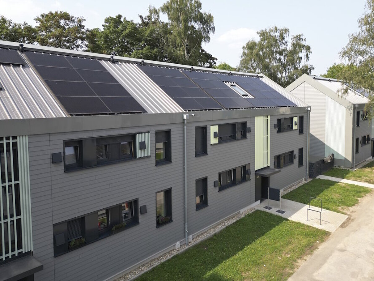 Mehrfamilienhaus zweigeschossig nach Sanierung, Photovoltaikmodule auf dem Schrägdach