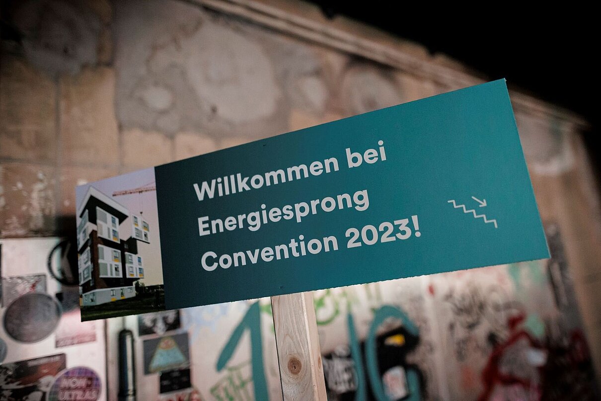 Schild mit Aufschrift Willkommen bei Energiesprong Convention 2023