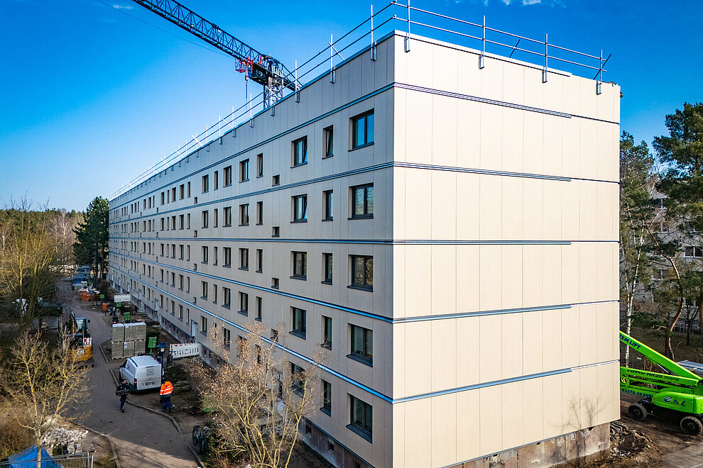 Blick auf ein Mehrfamilienhaus während Sanierung (Plattenbau)