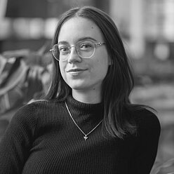 Portraitfoto in Schwarz-Weiß, Person mit langen dunklen Haaren