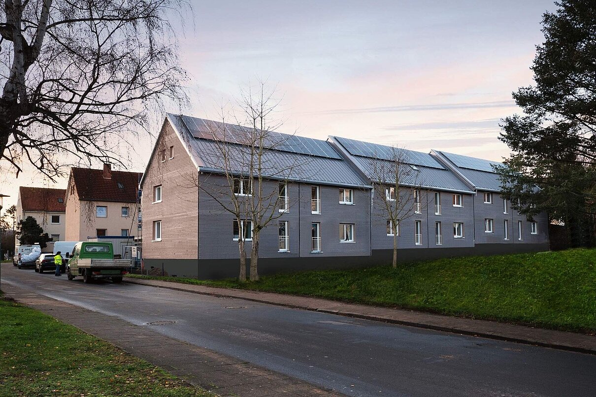 Gebäude vor Straße frisch saniert mit PV