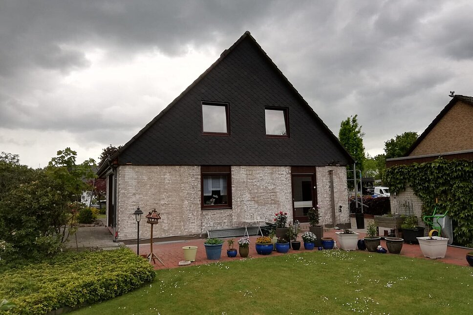 Haus Gartenansicht unsaniert mit Rasen davor