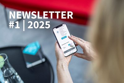 Zwei Hände halten ein Smartphone mit dem Newsletter-Archiv von energiesprong.de auf dem Display; darüber liegt der Schriftzug ‚NEWSLETTER #1 | 2025‘.