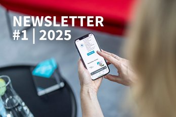 Zwei Hände halten ein Smartphone mit dem Newsletter-Archiv von energiesprong.de auf dem Display; darüber liegt der Schriftzug ‚NEWSLETTER #1 | 2025‘.