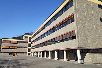 Schulgebäude mit Schulhof