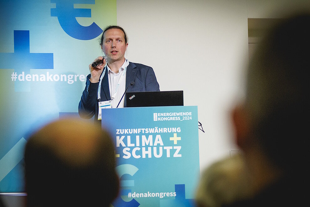 Redner am Pult, dena Energiewendekongress