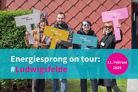 Vier Personen stehen nebeneinander und halten Schilder hoch mit der Aufschrift "energiesprong.de". Auf dem Bild ist Text platziert "Energiesprong on tour: #Ludwigsfelde", 11. Februar 2025".