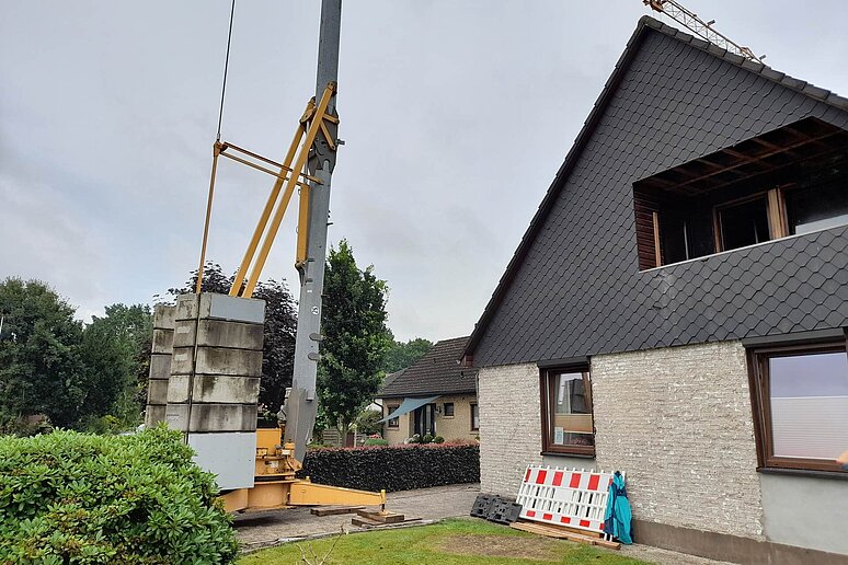 Einfamilienhaus mit Garten und Kran daneben