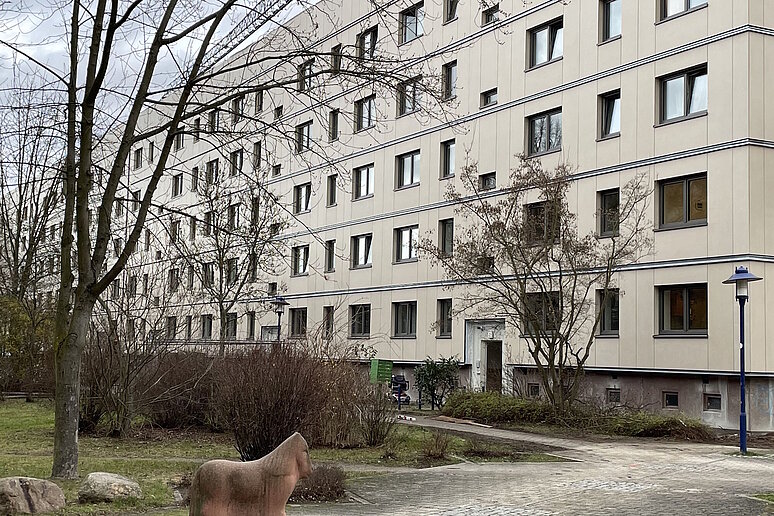 Plattenbau saniert, Weg und Grünanlagen