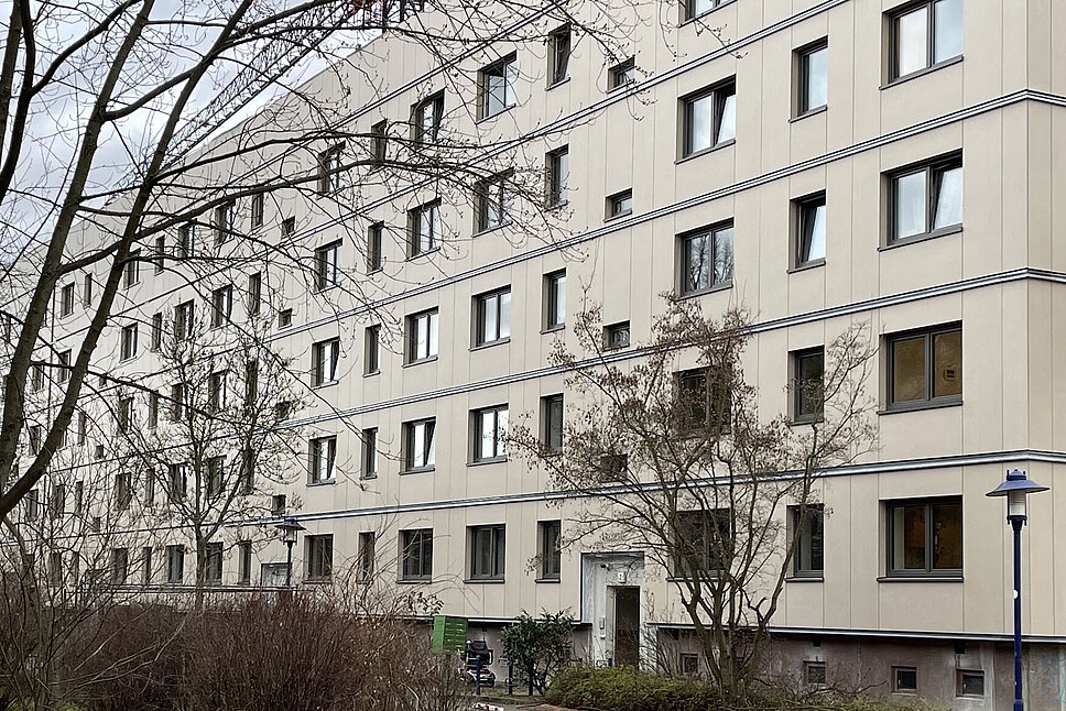 Plattenbau saniert, Weg und Grünanlagen