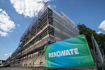 Baustelle mit Baubanner und der Aufschrift "Renowate"