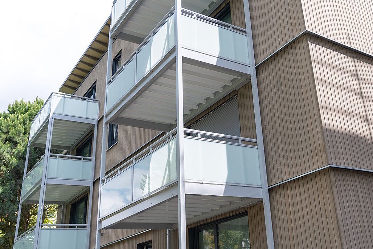 Fassade eines Mehrfamilienhauses mit Balkonen