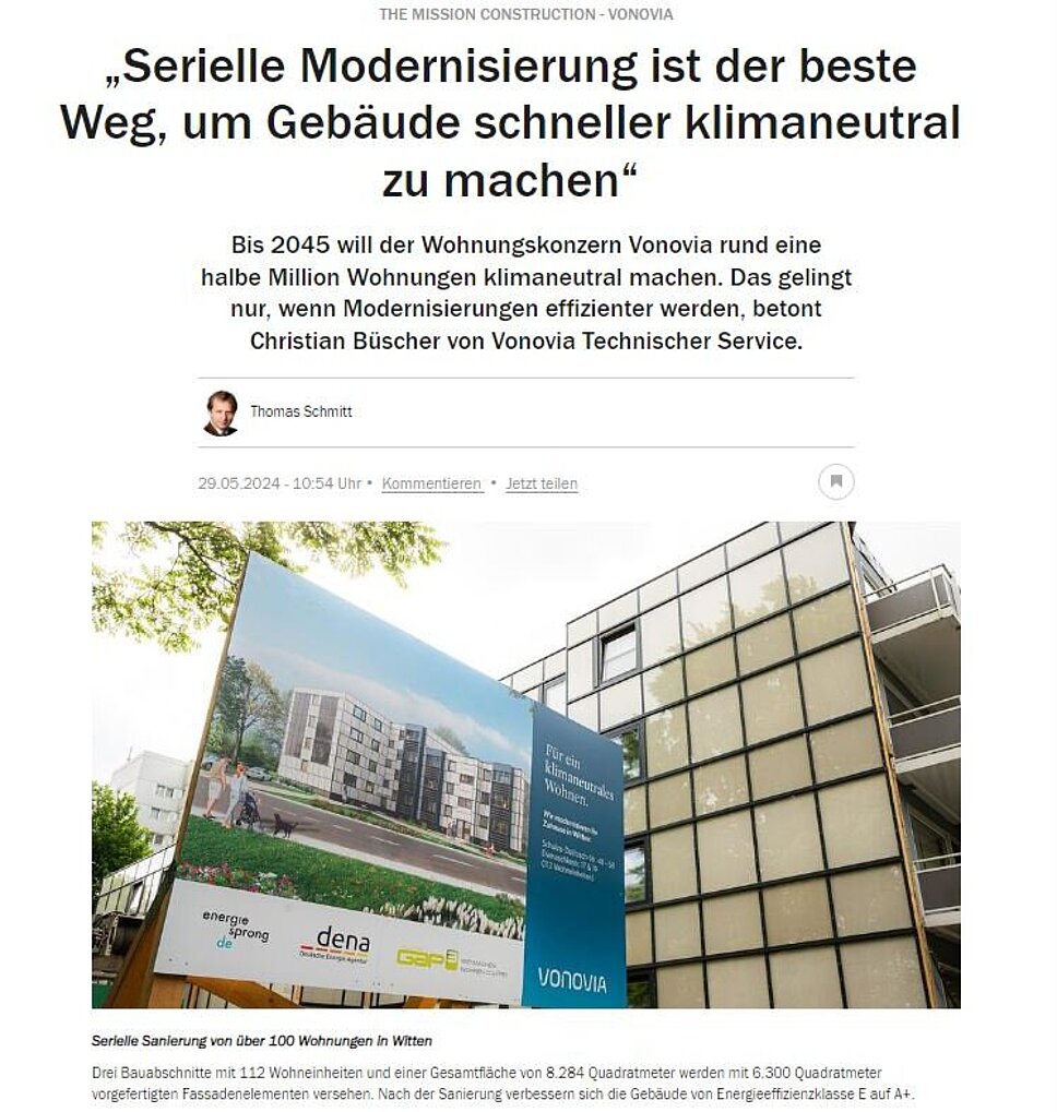 Ausschnitt aus dem Handelsblatt, Text „Serielle Modernisierung ist der beste Weg, um Gebäude schneller klimaneutral zu machen“ und Foto von Mehrfamilienhaus mit Infotafel