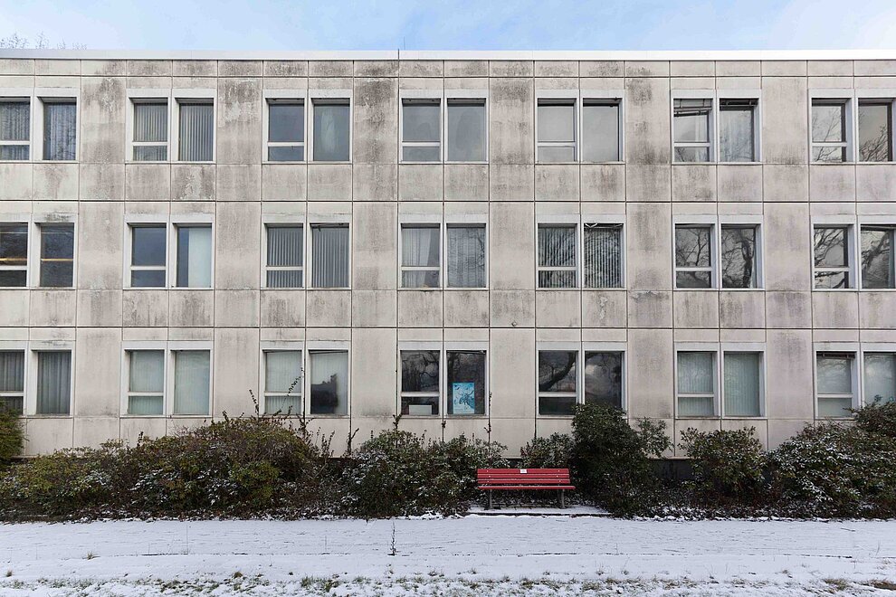 Frontansicht des Verwaltungsgebäudes des Tierpark Berlins mit Schnee