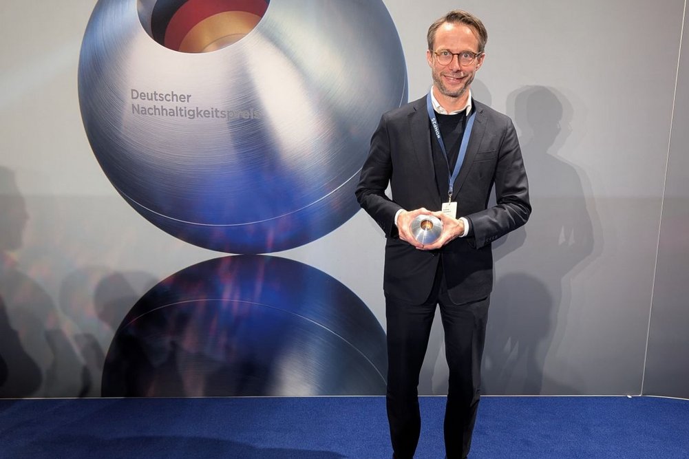 Emanuel Heisenberg, Gründer und CEO von ecoworks GmbH, bei der Verleihung des Deutschen Nachhaltigkeitspreises 2025 Bild zeigt: Mann mit Preis auf blauem Teppich