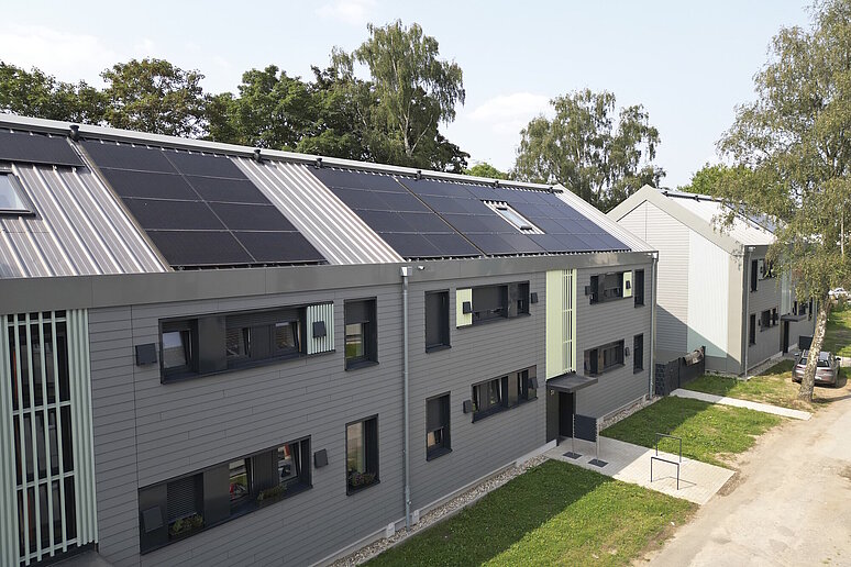 Saniertes Mehrfamilienhaus zweigeschossig mit Schrägdach und Photovoltaikanlage