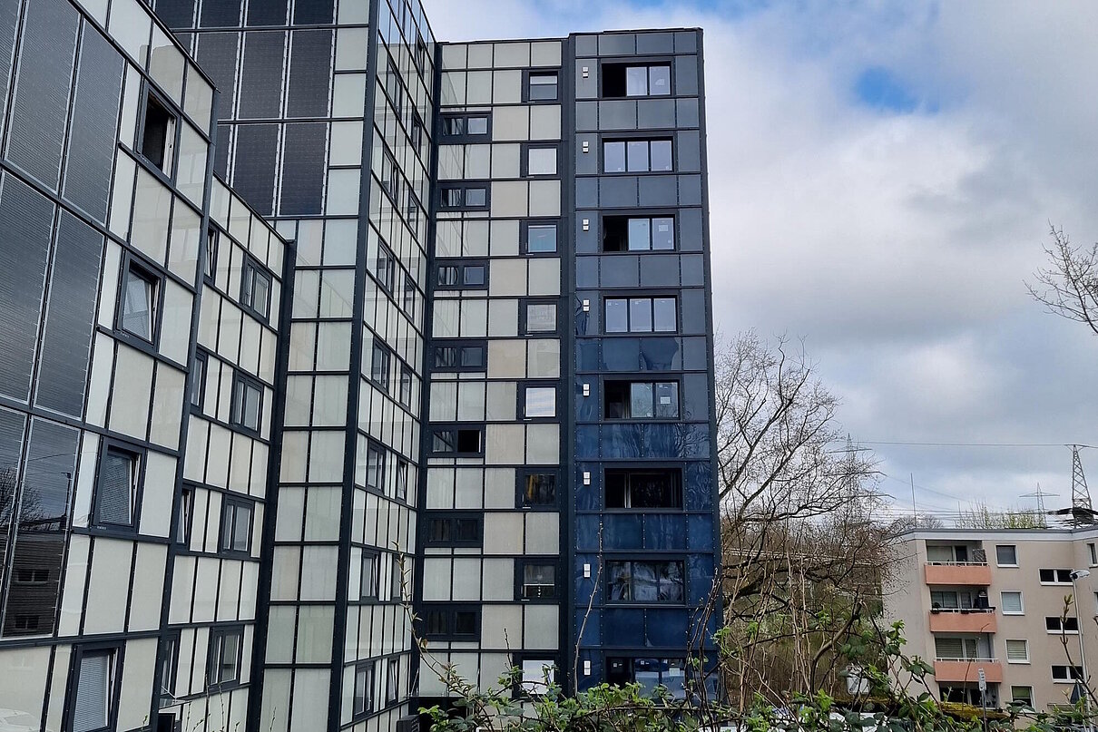 Wohnkomplex mit 4-8 geschossigen Häusern, blauer Himmel mit Wolken