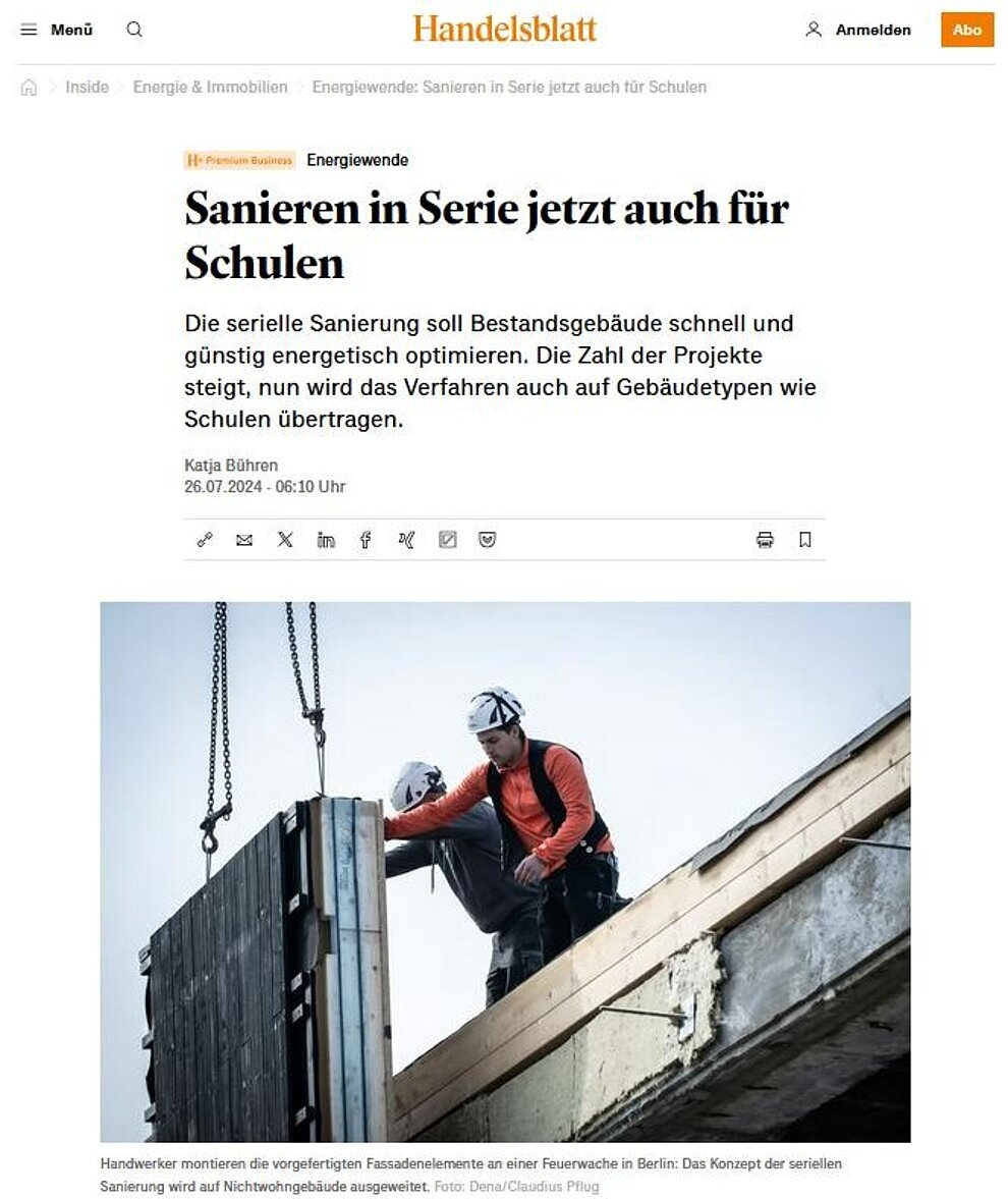 Beitrag vom Handelsblatt: Sanieren in Serie jetzt auch für Schulen; Foto mit zwei Bauarbeitern, die ein Hausfassadenelement platzieren