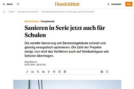 Beitrag vom Handelsblatt: Sanieren in Serie jetzt auch für Schulen; Foto mit zwei Bauarbeitern, die ein Hausfassadenelement platzieren