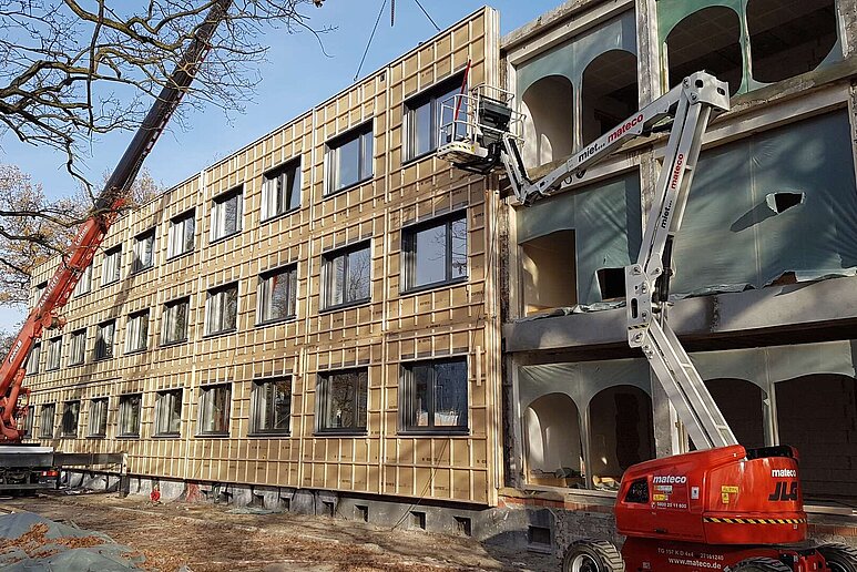 Baustelle mit Fassadenarbeiten an Verwaltungsgebäuden
