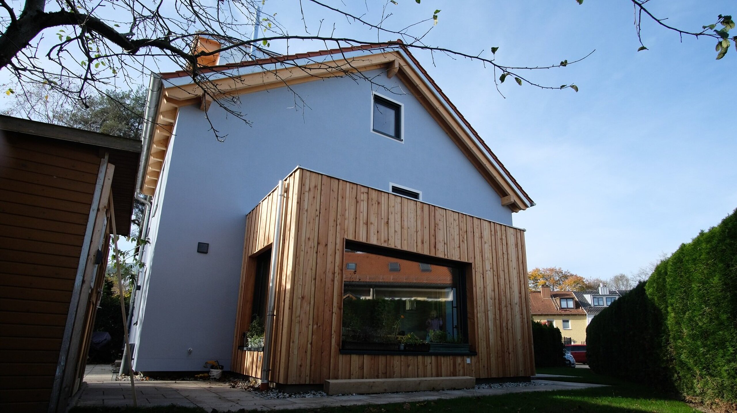 Rückansicht Einfamilienhaus mit Anbau und Garten